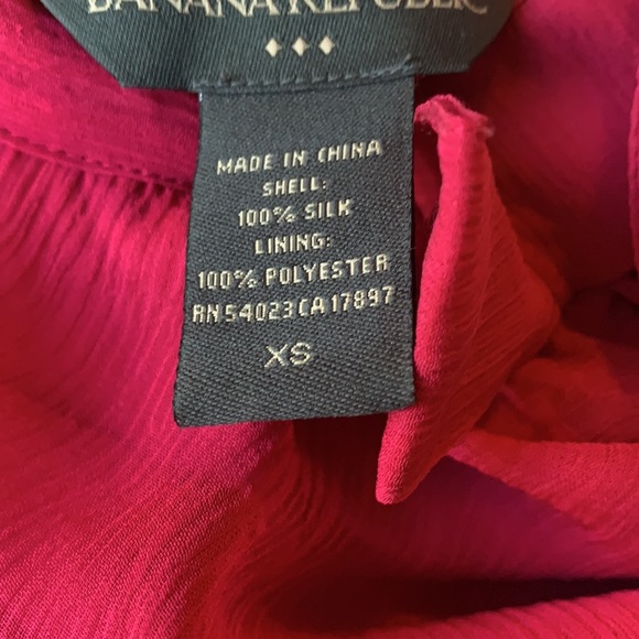 Beautiful raspberry colored Banana Republic sleeveless silk blouse - Picture 6 of 8